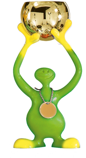 Grünfarbener Bibo-Kinderpokal mit
gelben Akzenten, goldfarbener Pokalschale
und runder Medaille für individuelle Gravuren.