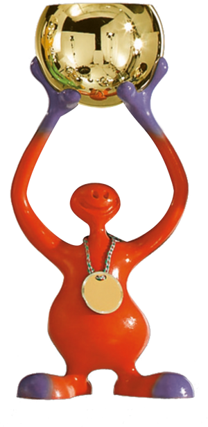 Orangefarbener Bibo-Kinderpokal mit
violetten Akzenten, goldfarbener Pokalschale
und runder Medaille für individuelle Gravuren.