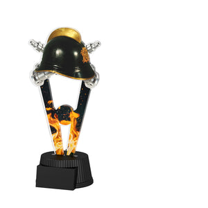 Acrylpokal mit schwarzem Sockel und Feuerwehrhelm-Motiv vor Flammenoptik.