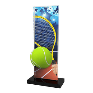 Acryl-Plaque mit schwarzem Sockel und Tennismotiv mit Schläger und Ball.
