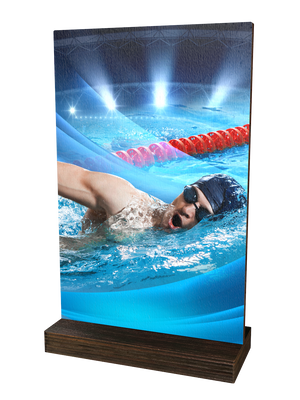 Colorful Wood Schwimm-Trophäe mit Schwimmer,
Schwimmbrille und Badekappe im Wettkampf,
Stadionhintergrund in Blau- und Grautönen sowie
hochwertigem dunkelbraunem Holzsockel. Ideal für
Schwimmwettkämpfe und Ehrungen.