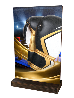 Colorful Wood Boxen-Trophäe mit schwarz-goldenen
Boxhandschuhen, dynamischem Hintergrund in Blau-, Gold
und Grautönen sowie hochwertigem dunkelbraunem
Holzsockel. Ideal für Boxturniere und Ehrungen.