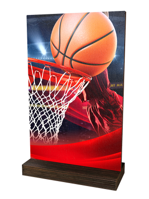 Colorful Wood Trophäe Basketball mit detailreichem
Basketballmotiv, Basketballkorb mit Netz und
Stadionhintergrund auf transparenter Platte. Der hochwertige
dunkle Holzsockel verleiht der Trophäe eine elegante Optik
und macht sie zur idealen Auszeichnung für
Basketballturniere und sportliche Erflge.