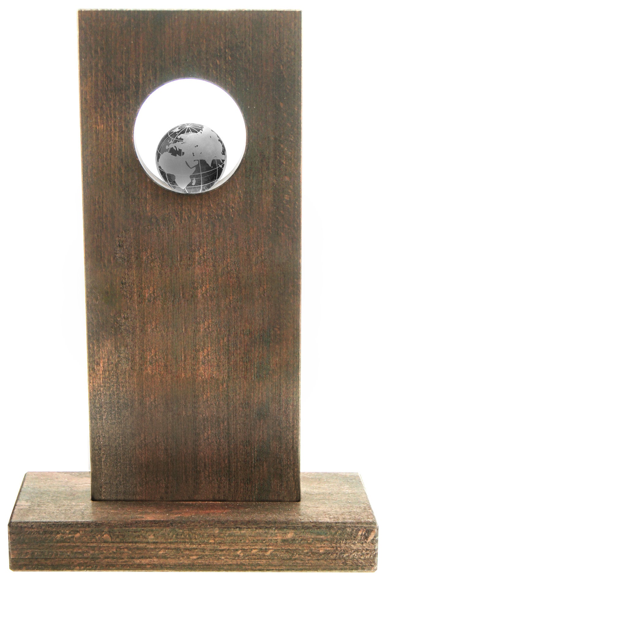 Holztrophäe aus Buchenholz mit Kristallball auf Sockel, geeignet für sportliche und festliche Auszeichnungen.