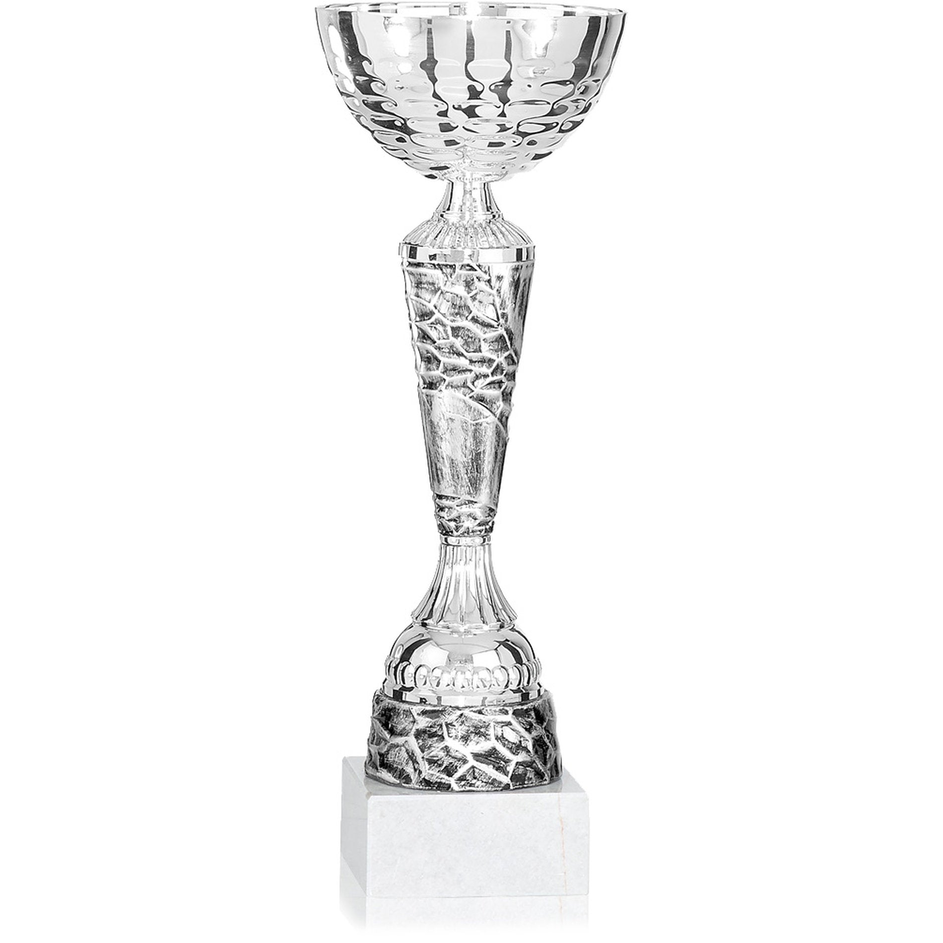 Der Pokal Leo überzeugt durch seine strukturierte Gestaltung und eine ausgewogene Gesamtform. Der Kelch wirkt kraftvoll, das Mittelteil sorgt für optische Tiefe, während der Sockel Stabilität und Standfestigkeit ausstrahlt.

Dieses Modell eignet sich beso