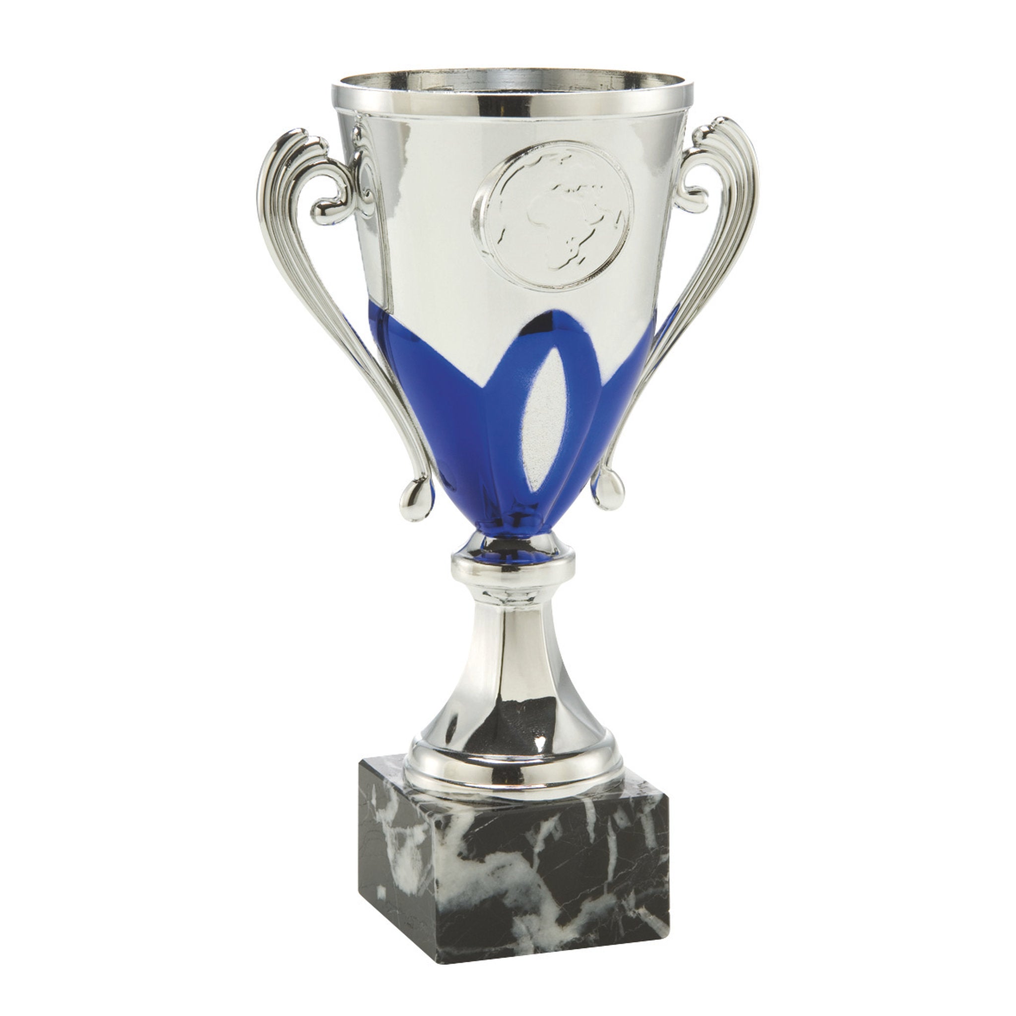 Der Pokal Mini Silber/Blau ist wie gemacht für erste siegreiche Momente. Man kann sich gut die Freude in den Augen vorstellen, wenn dieser silberfarbene Kelch überreicht wird. Das blaue Farbelement verleiht dem Pokal eine frische, sportliche Note – ideal