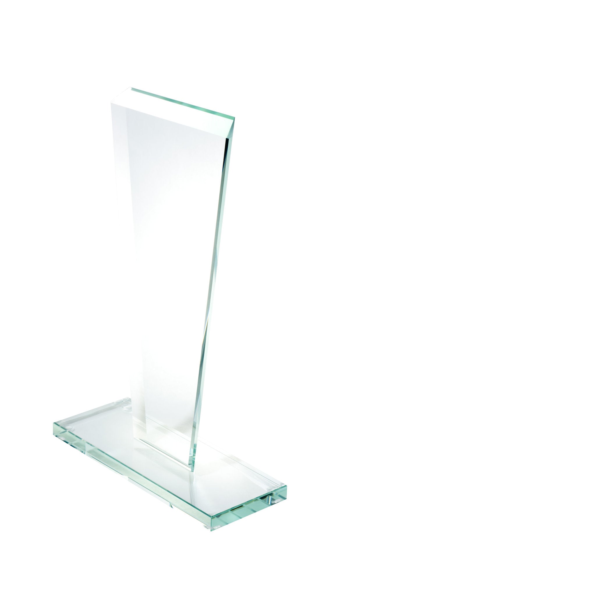Symmetrische Glastrophäe in aqua-grüner Glasfarbe mit 10 mm Glasstärke auf Glassockel, handgefertigt und geeignet für formelle und sportliche Auszeichnungen.