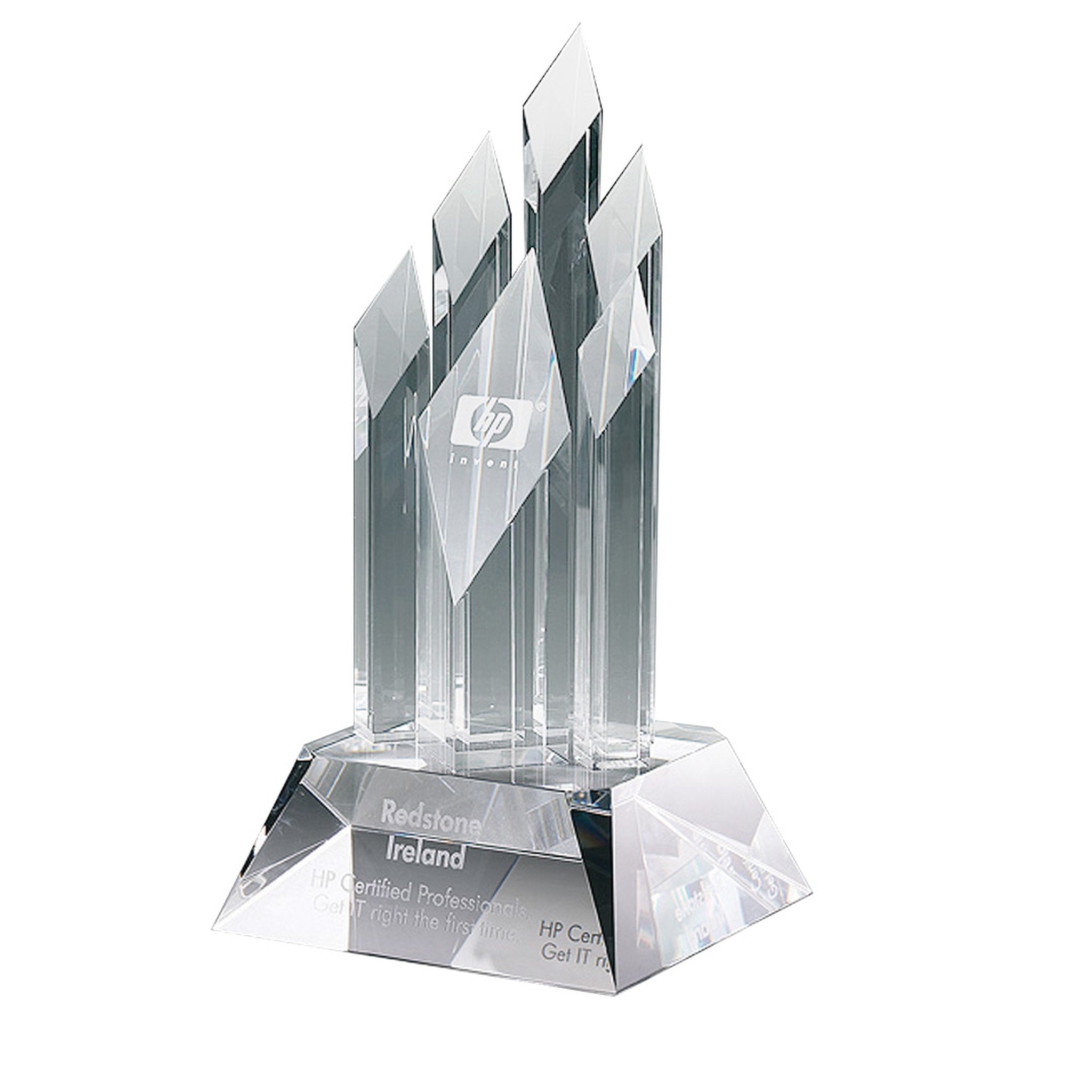 Markante Kristallglas-Trophäe mit facettierten, glitzernden Flächen und massivem Sockel, handgefertigt und geeignet für herausragende Würdigungen.
