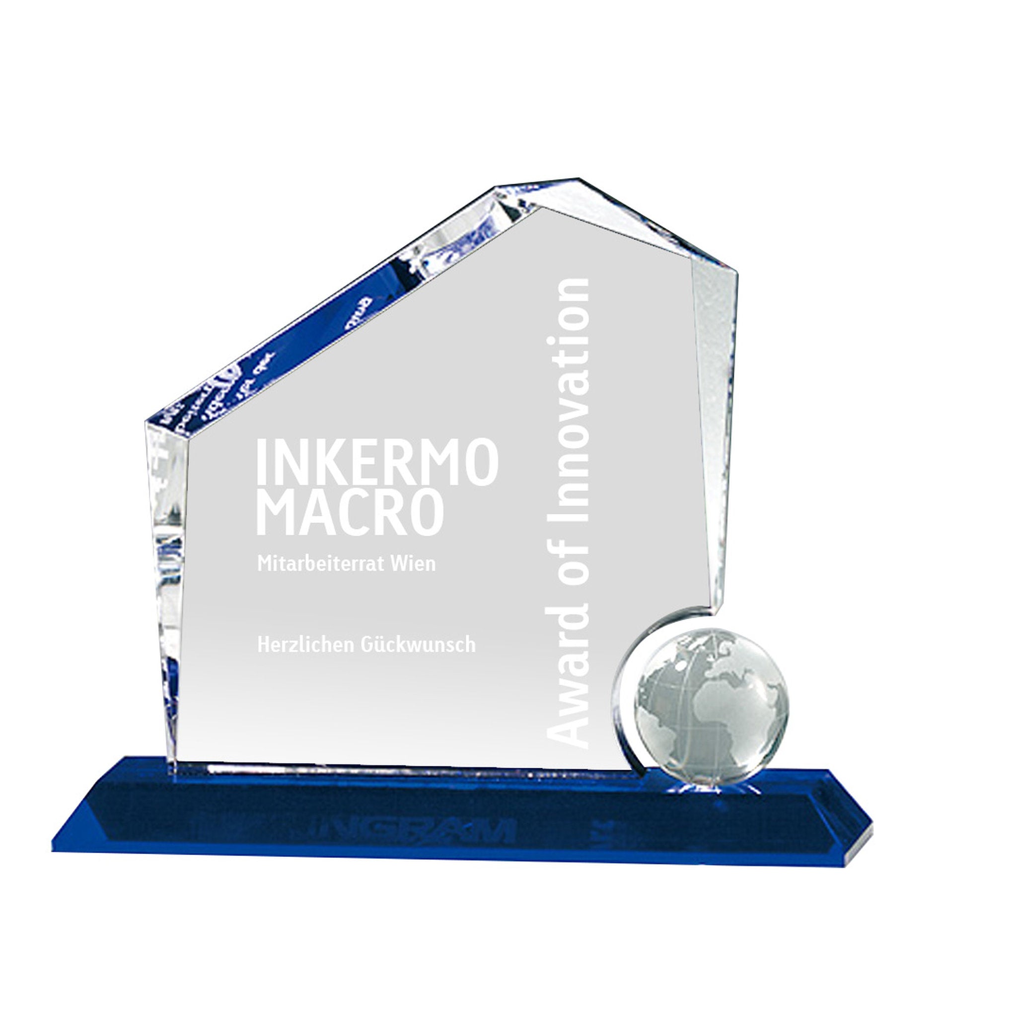 Markante Kristallglas-Trophäe mit schräger Oberkante und integrierter Kristallkugel, handgefertigt und geeignet für repräsentative Auszeichnungen.