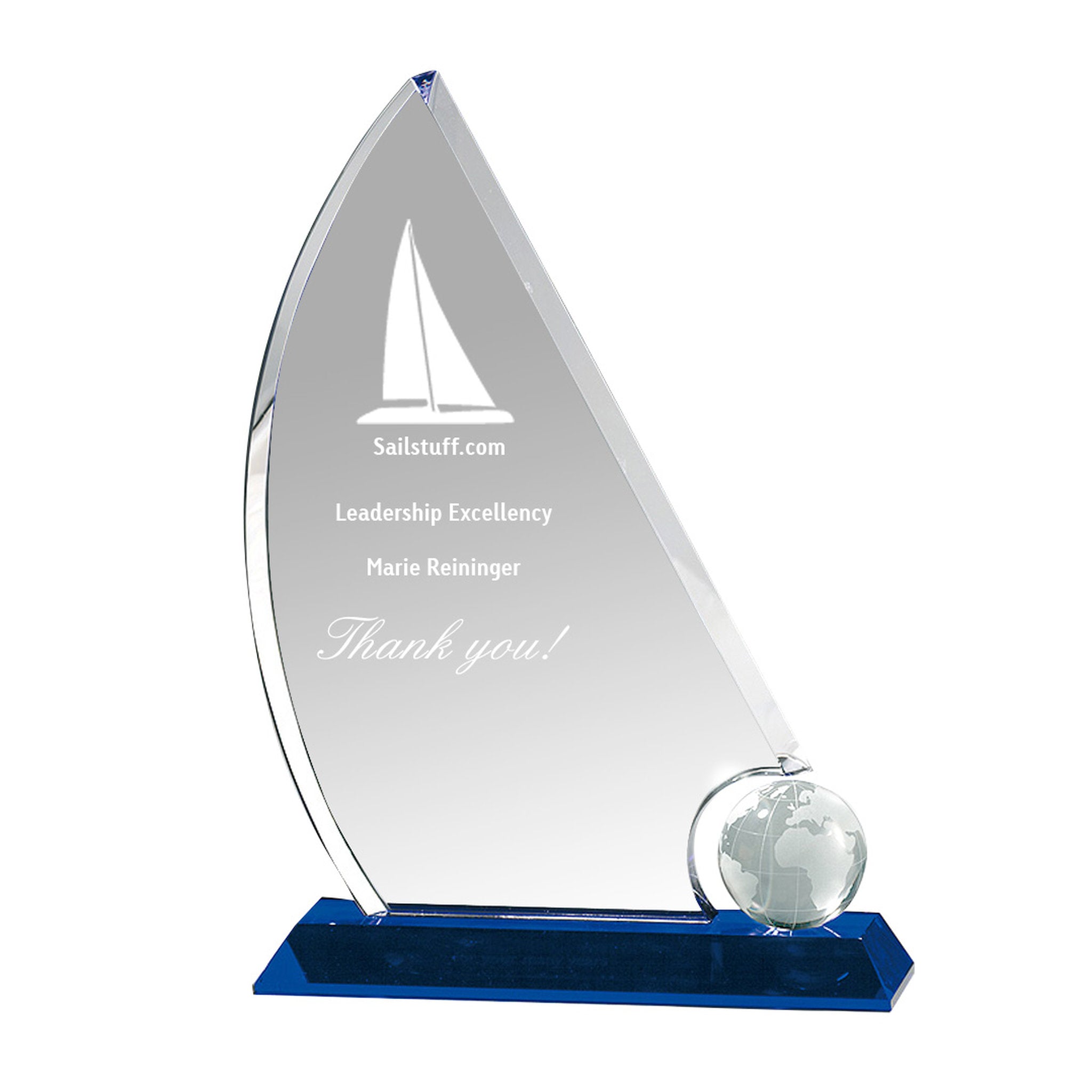 Geschwungene Kristallglas-Trophäe mit integrierter Kristallkugel auf farbigem Sockel, handgefertigt und geeignet für emotionale Ehrungen.