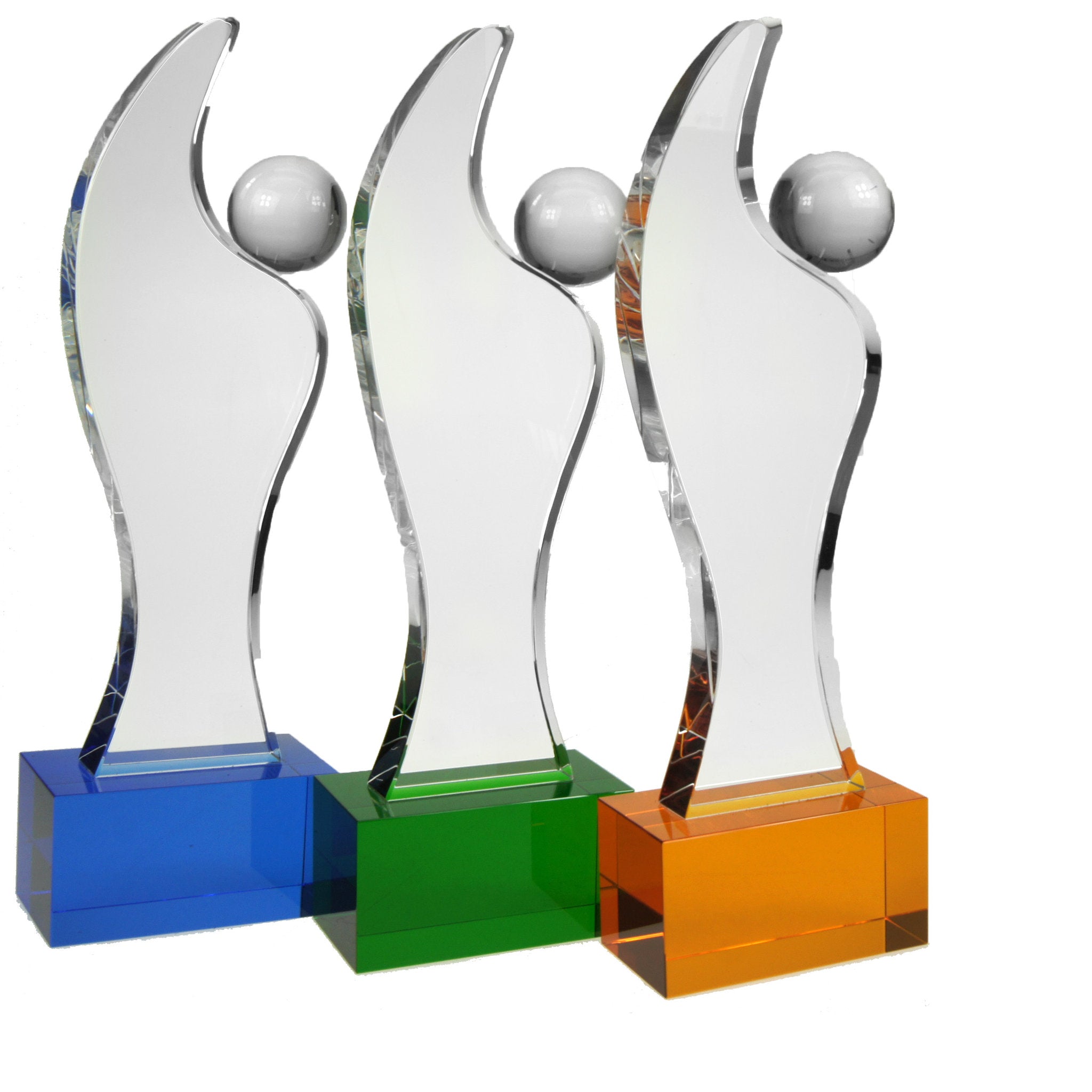 Dynamisch geformte Kristallglas-Trophäe mit integrierter Kristallkugel auf farbig blauem Sockel, handgefertigt und geeignet für lebendige, emotionale Auszeichnungen.