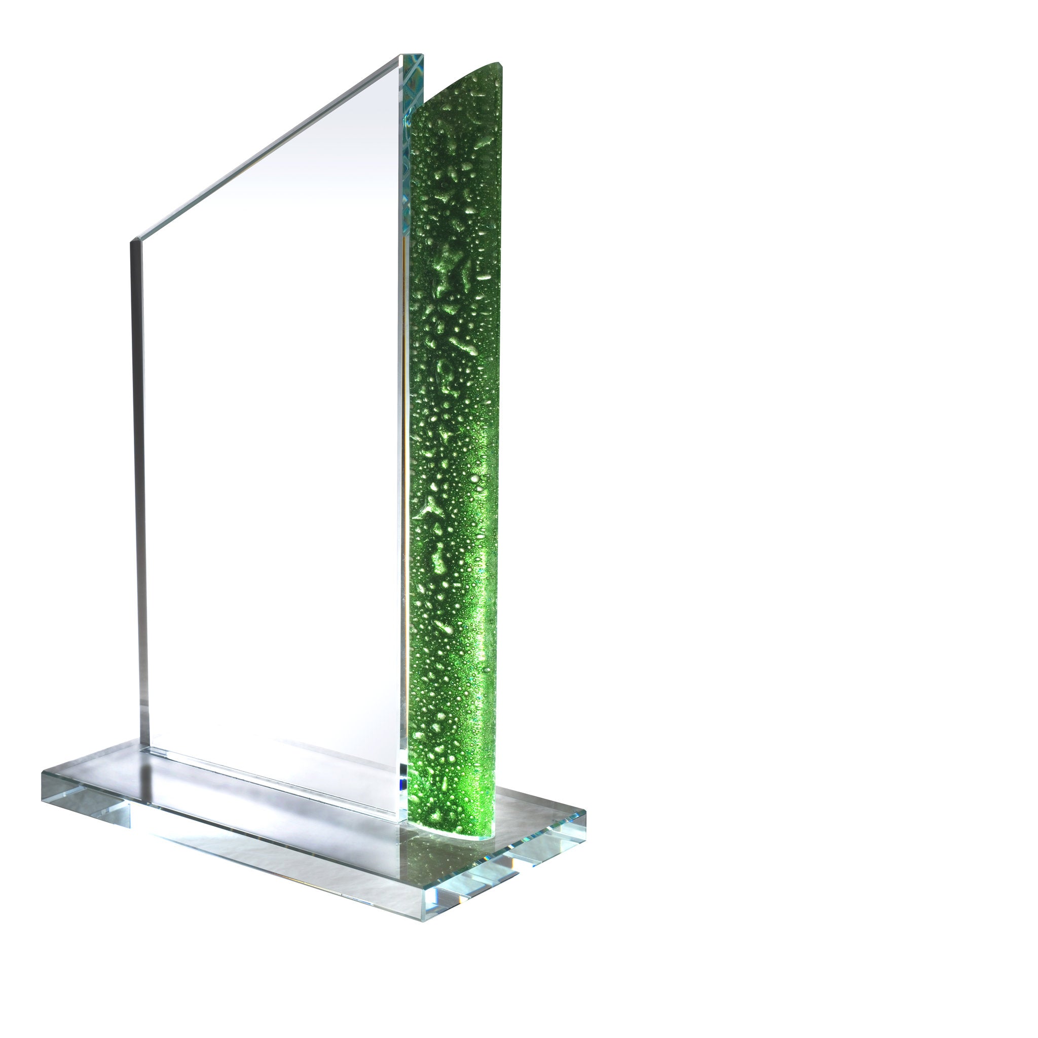 Massive Glastrophäe aus klarem Glas mit grünem Farbelement in Fusionstechnik, geeignet für hochwertige und moderne Auszeichnungen. Göteborg kombiniert klares Glas mit einem leuchtend grünen Farbelement, das wie eingefrorene Bewegung im Glas wirkt. Die ger