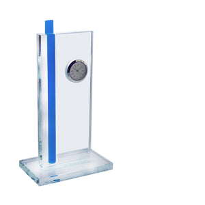 Elegante Glastrophäe aus klarem Weißglas mit integrierter Uhr und farbigem Glasstab, geeignet für repräsentative und besondere Auszeichnungen.