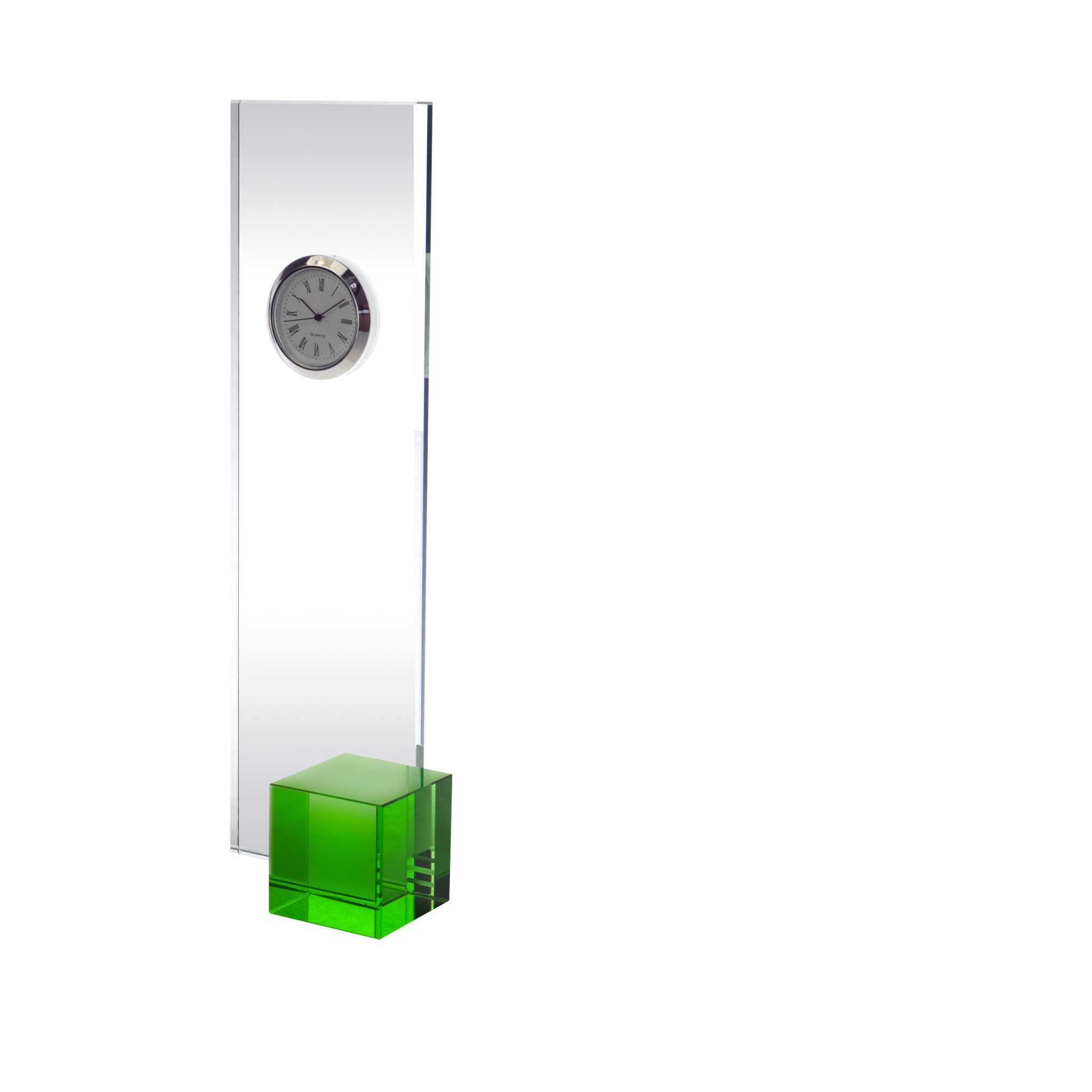 Elegante Glastrophäe aus klarem Glas mit integriertem Uhrwerk und farbigem Glassockel, in mehreren Farben erhältlich.

Landshut kombiniert die klare Linienführung einer Glastrophäe mit der Funktion einer Uhr. Das integrierte Uhrwerk setzt einen besonderen