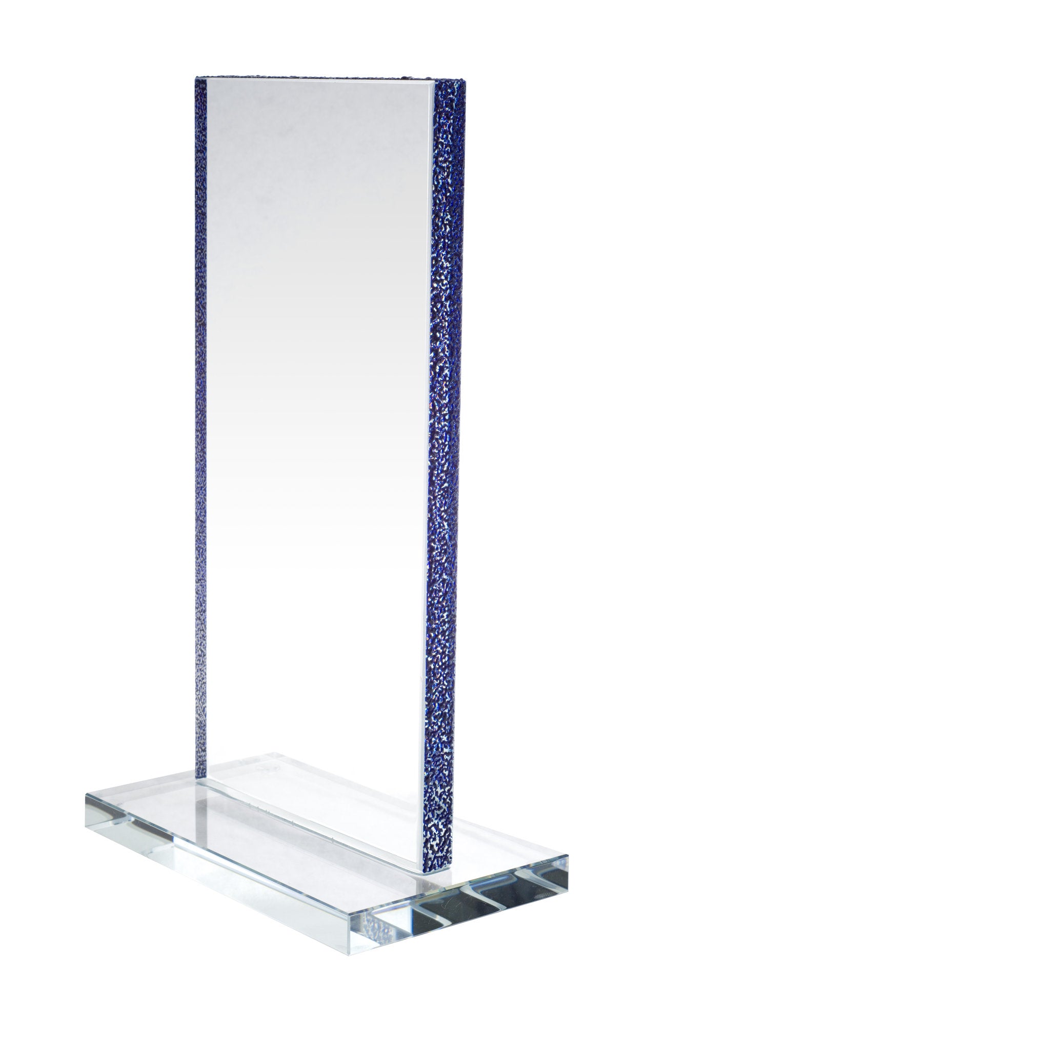 Schlichte Glastrophäe aus klarem Glas mit blauen Kanten in Fusionstechnik, geeignet für elegante Auszeichnungen.

Olinda überzeugt durch Zurückhaltung und feine Details. Die klare Glasfläche wird von blauen Kanten eingefasst, die dem Objekt Tiefe und eine