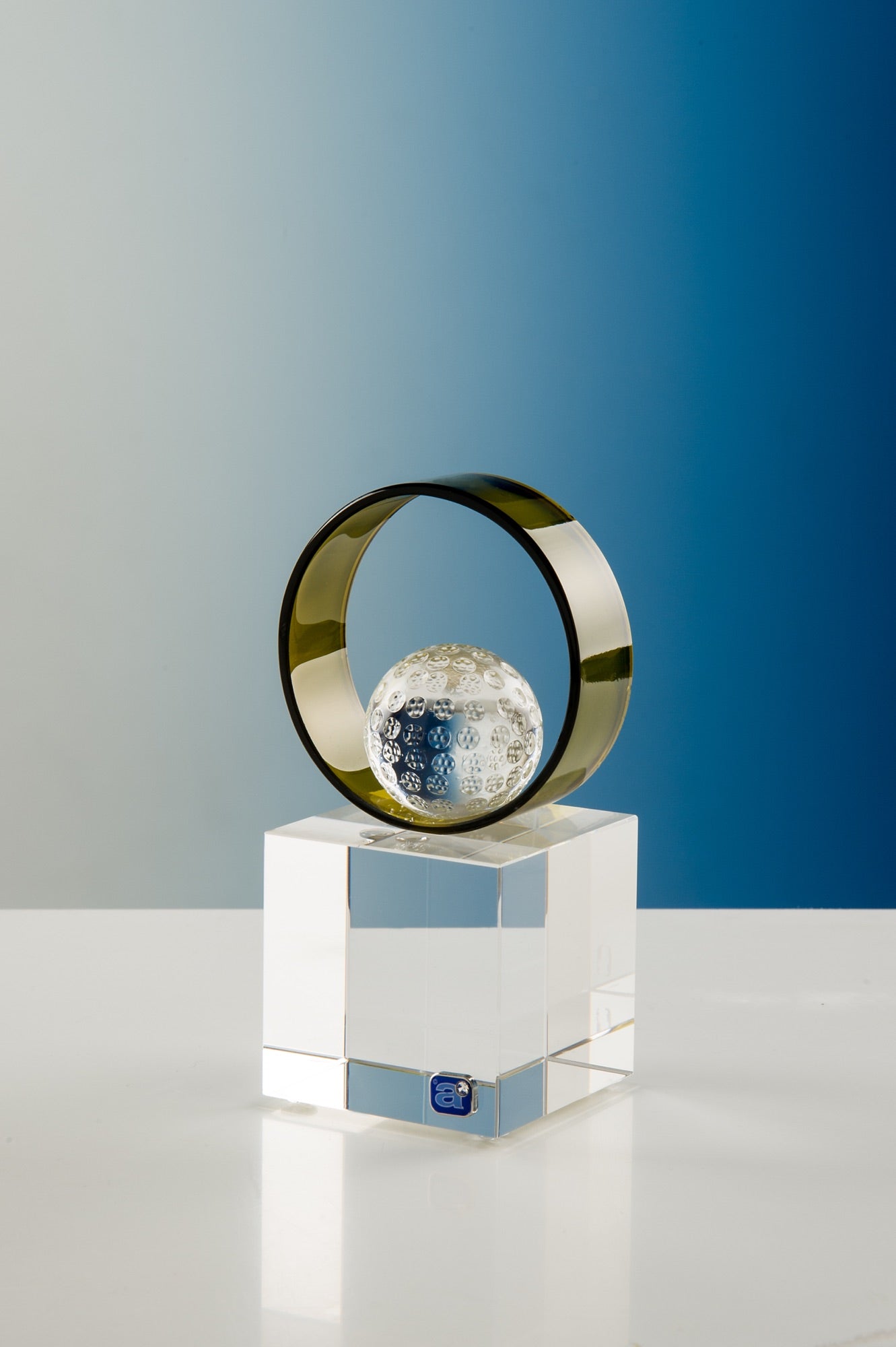 Moderne Glastrophäe mit grünem Glasring, dekorativer
Glaskugel und hochwertigem Kristallglas-Sockel. Ideal für
individuelle Gravuren, Ehrungen und besondere
Auszeichnungen.