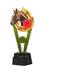 Acrylpokal mit schwarzem Sockel und Motivteil mit Pferdekopf im Hufeisen und roter Rosette.