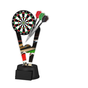 Acrylpokal mit schwarzem Sockel und Dartmotiv mit Dartscheibe und Pfeilen.