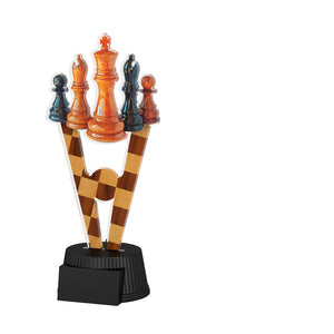 Acrylpokal mit schwarzem Sockel und Schachmotiv mit Figuren auf Schachbrettoptik.