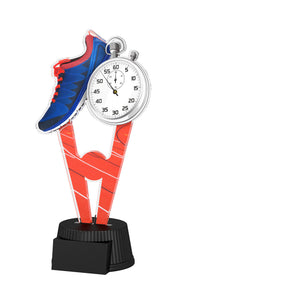 Acrylpokal mit schwarzem Sockel und Laufmotiv mit Sportschuh und Stoppuhr.