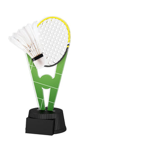 Bunter Acrylpokal mit schwarzem Sockel und Badmintonmotiv mit Federball und Schläger.