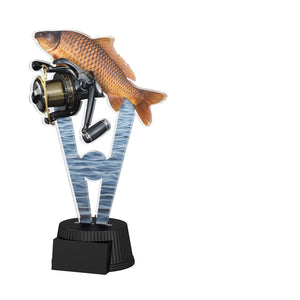 Acrylpokal mit schwarzem Sockel und Angelmotiv mit Fisch und Angelrolle.