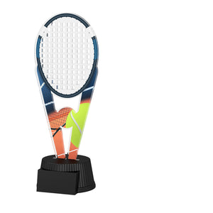 Bunter Acrylpokal mit schwarzem Sockel und Tennismotiv mit Schläger.