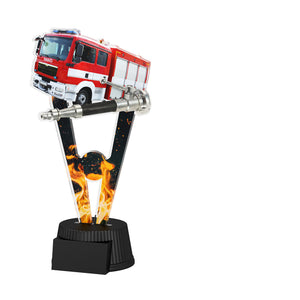 Acrylpokal mit schwarzem Sockel und Feuerwehrmotiv mit Feuerwehrfahrzeug vor Flammenoptik.