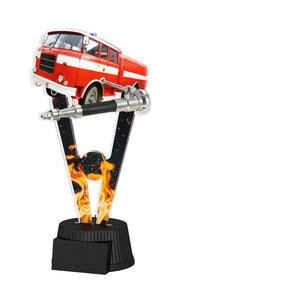 Acrylpokal mit schwarzem Sockel und Feuerwehrfahrzeug-Motiv vor Flammenoptik.