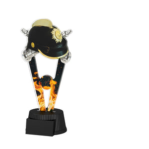 Acrylpokal mit schwarzem Sockel und Feuerwehrhelm-Motiv vor Flammenoptik.