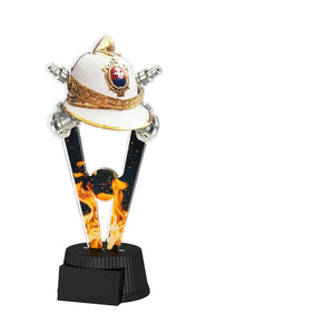 Acrylpokal mit schwarzem Sockel und Feuerwehrhelm mit Emblem vor Flammenoptik.