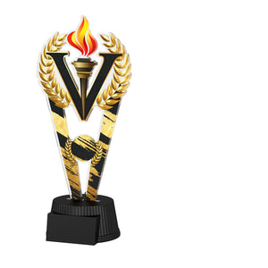 Acrylpokal mit schwarzem Sockel und Siegerkranzmotiv mit Flamme und „V“.