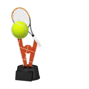 Acrylpokal mit schwarzem Sockel und Tennismotiv mit Schläger und Ball.