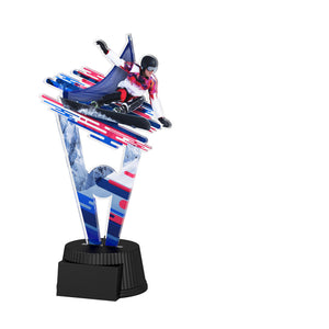 Bunte Trophäe aus 6 mm Acryl mit schwarzem Kunststoffsockel und Wintersportmotiv mit rodelndem Sportler. Beidseitig bedruckbar.