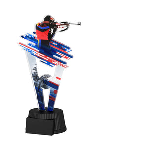 Bunte Trophäe aus 6 mm Acryl mit schwarzem Kunststoffsockel und Wintersportmotiv mit Sportler und Gewehr (Biathlon). Beidseitig bedruckbar.
