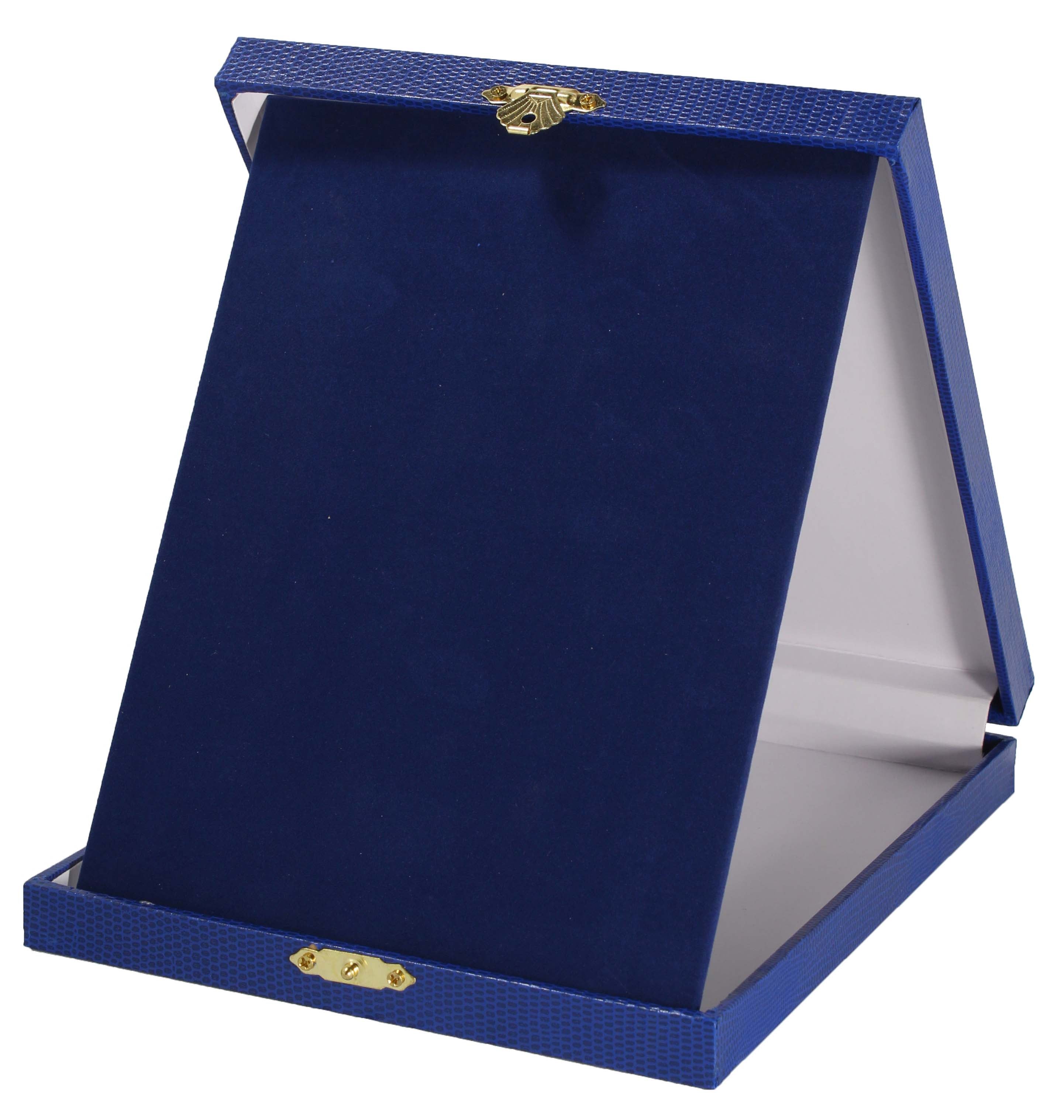 Blaue Aufstellkassette im Hochformat mit
hochwertigem Samtbezug, Klappverschluss und
aufstellbarer Präsentationsfläche für Ehrentafeln
und Auszeichnungen.
