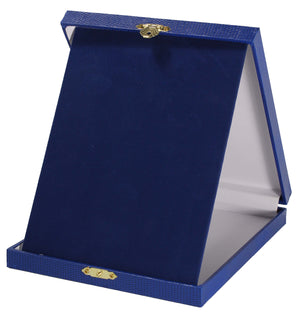 Blaue Aufstellkassette im Hochformat mit
hochwertigem Samtbezug, Klappverschluss und
aufstellbarer Präsentationsfläche für Ehrentafeln
und Auszeichnungen.