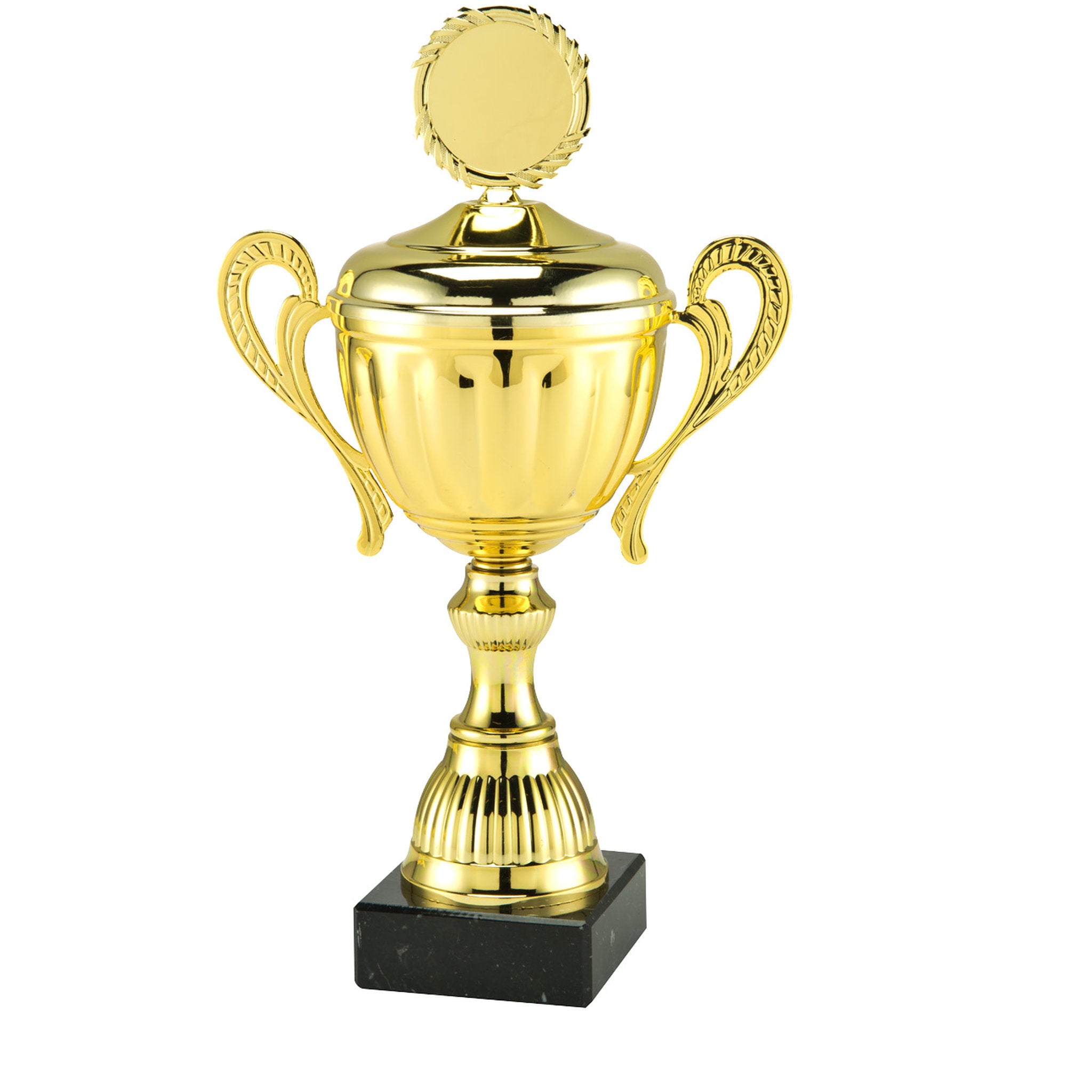 Der Pokal Alex steht kraftvoll, präsent und traditionsbewusst für den Sieg der Zukunft. Der goldfarbene Kelch wird von geschwungenem Henkeln eingerahmt, die dem Pokal eine klassische, würdige Ausstrahlung verleihen. Ein Deckel schließt die Form nach oben