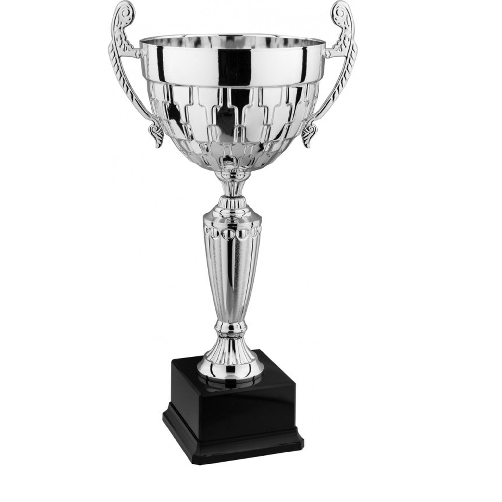 Aster verbindet eine strukturierte Kelchform mit dekorativem Henkeln. Die silberfarbene Oberfläche zeigt ein facettenartiges Muster, das das Licht lebendig reflektiert. Die Henkel greifen die Linien des Designs auf und rahmen den Pokal stilvoll ein.

Der
