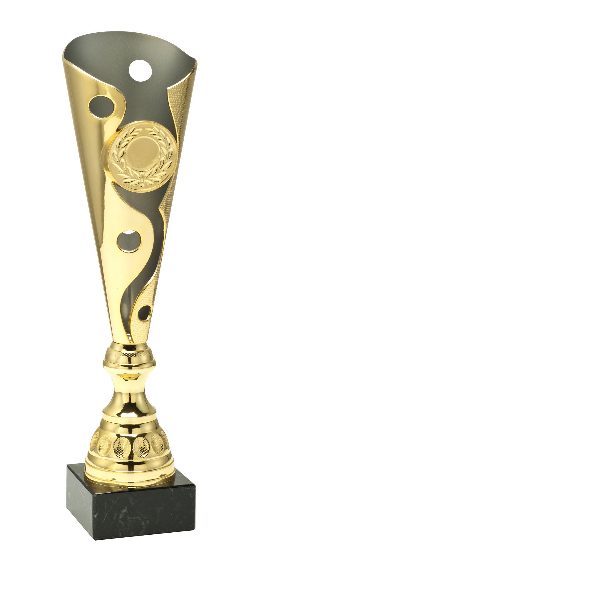 Der Pokal „Bruno“ besitzt eine breite, kegelförmige Form mit leicht geschwungenem Randabschluss. Die Sichtseite ist in glänzendem Gold ausgeführt und wird durch eine fließende, Designlinie unterbrochen, die sich geschwungen von oben nach unten zieht und e