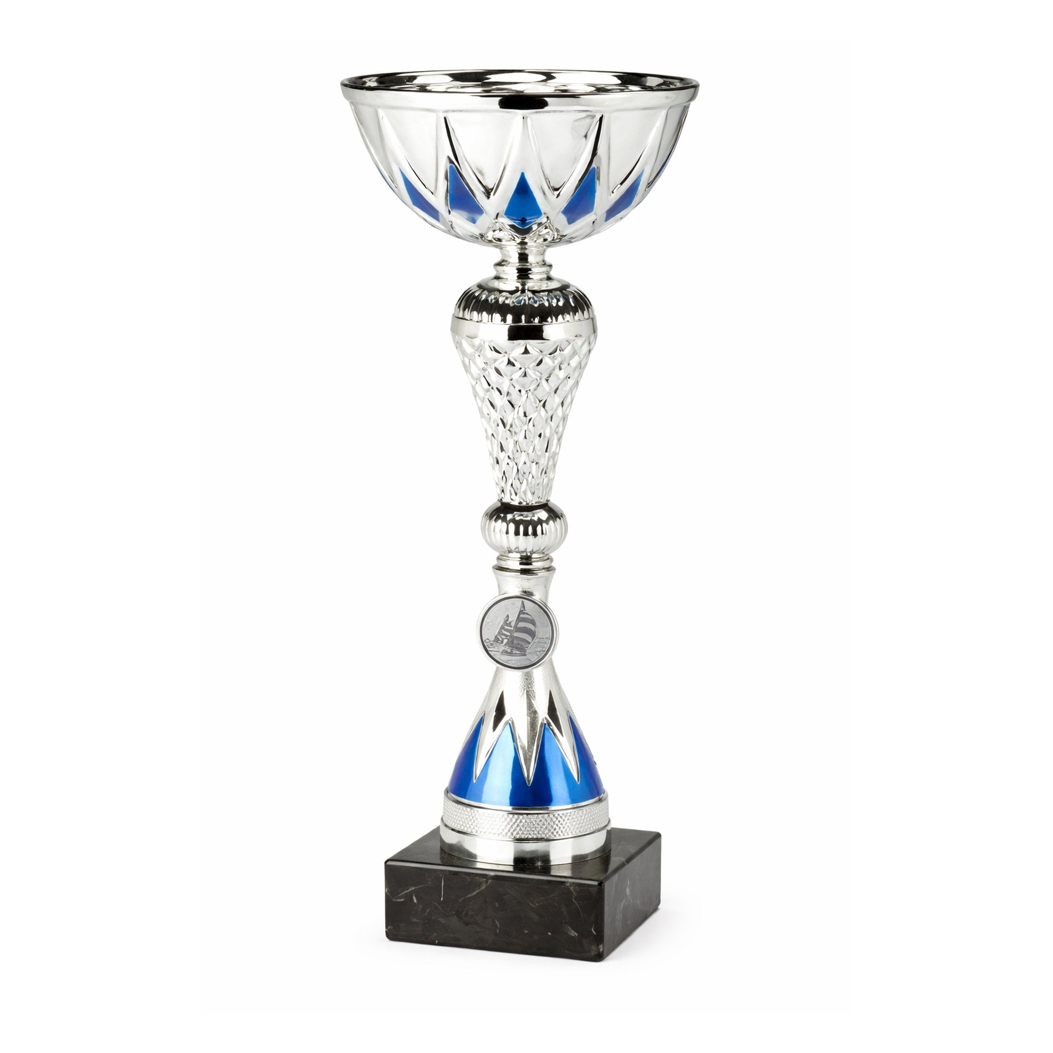 Der Pokal „Blaustern“ besitzt eine schlanke, vertikal gestreckte Gesamtform mit klarer Gliederung in drei Bereiche. Der obere Kelch ist silberfarben, weit geöffnet und rund ausgeformt. In die Wandung sind gleichmäßig verteilte, farbliche Facetten eingearb