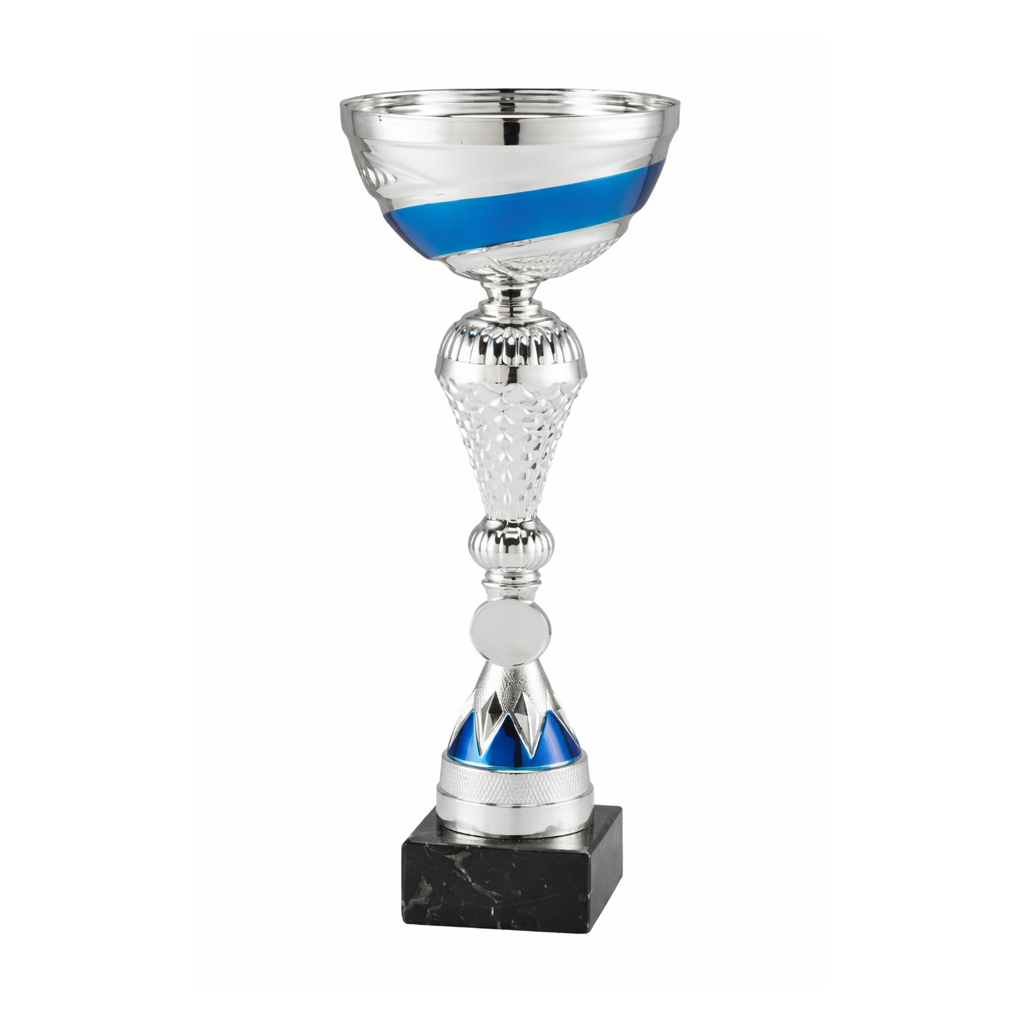 Der Pokal Derrek überzeugt durch seine schlanke Silhouette und das farblich blau akzentuierte Mittelteil, das dem klassischen Aufbau eine frische Note verleiht. Der silberfarbene Kelch steht in harmonischem Verhältnis zum strukturierten Schaft.

Der dunkl