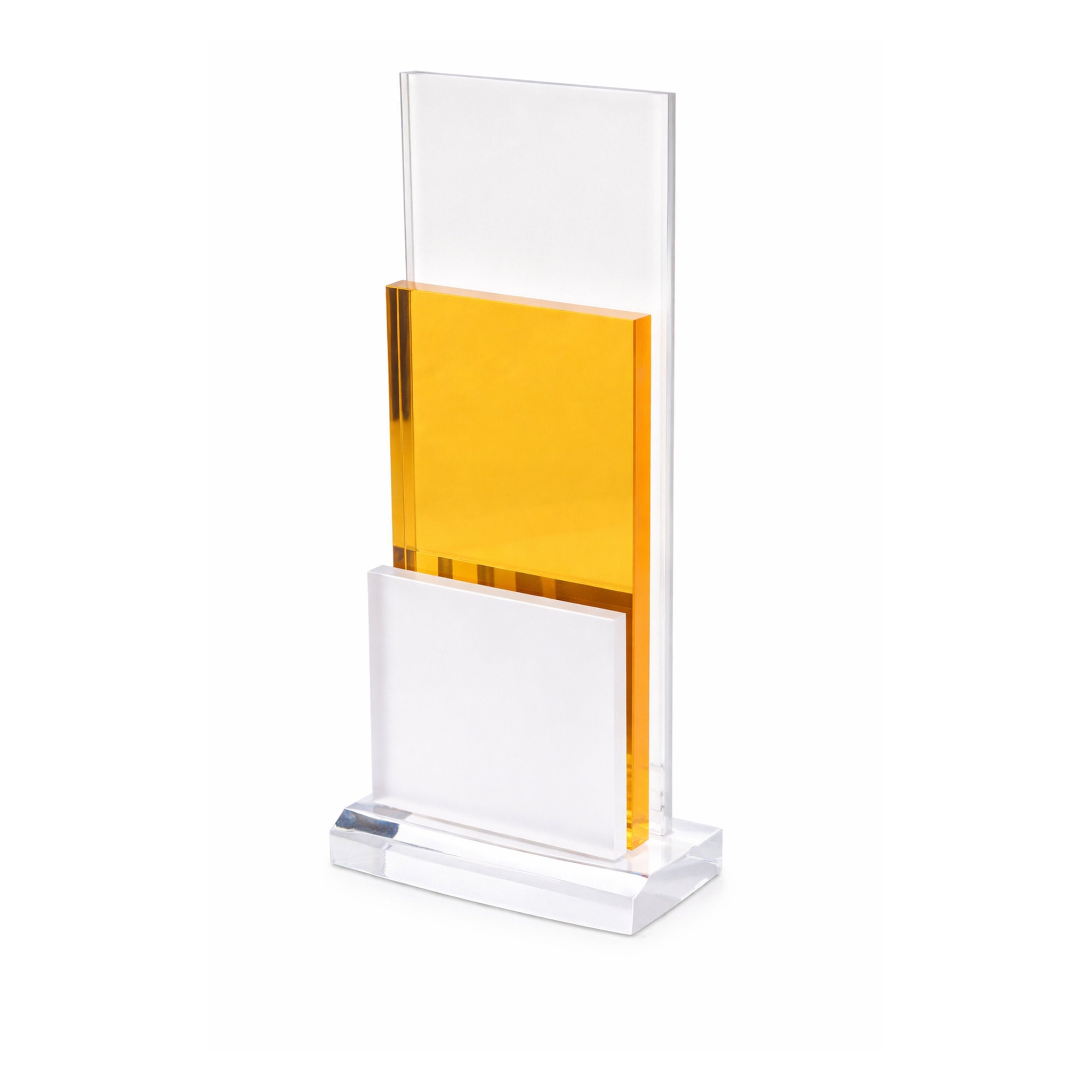 Moderne Acrylglas-Trophäenserie mit 3D-Effekt durch eine abgestufte Optik, welche durch drei unterschiedlich bearbeitete Materialien und gelb-goldenen Farbton gekonnt kontrastiert und in Szene gesetzt werden.

Der Award steht für modernen und zeitlosen Fo