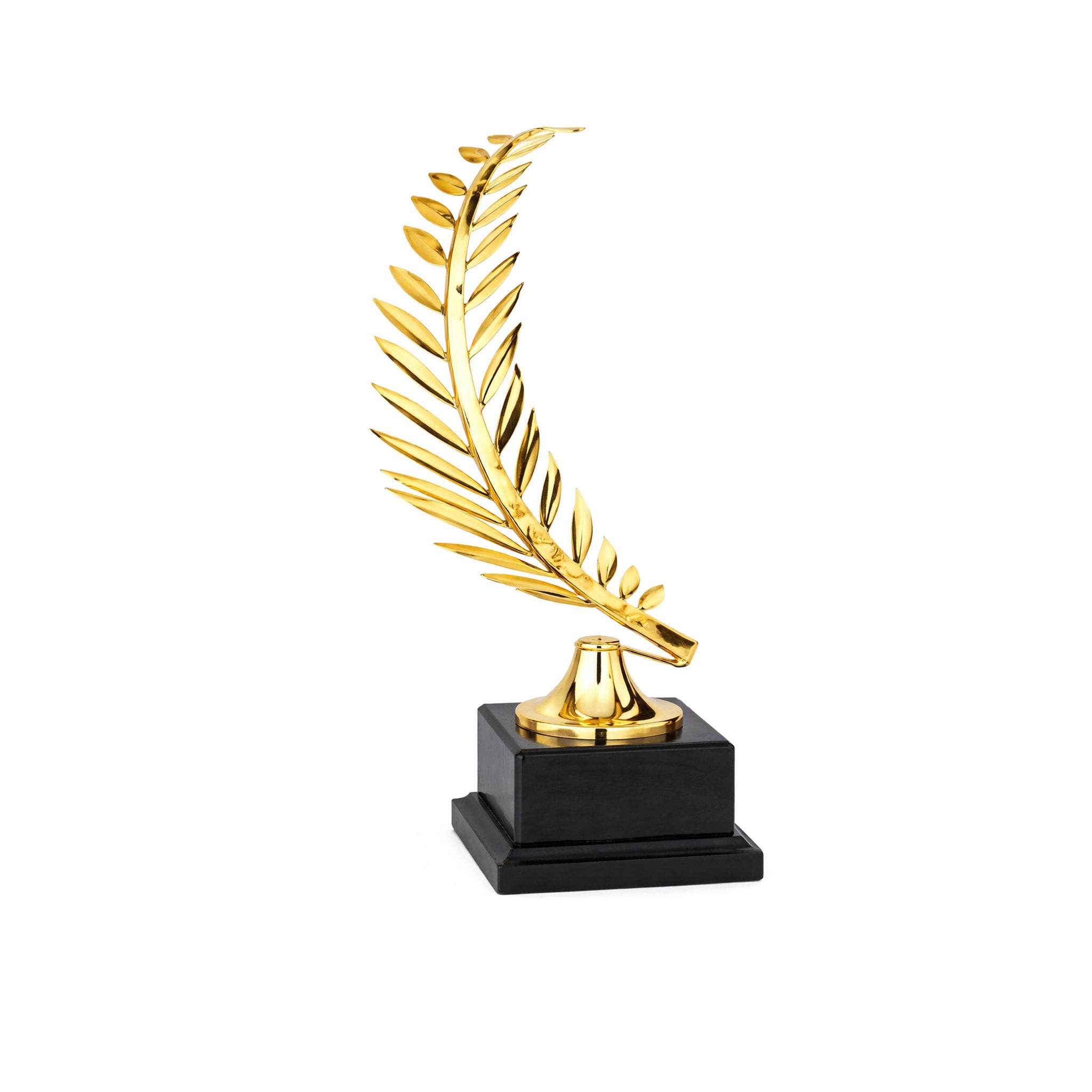 Der Pokal Laura im Design eine goldene Feder erhebt sich ansprechend und leicht. Die fein ausgearbeitete Blattstruktur verleiht dem Design Bewegung und stille Eleganz.

Der dunkle Sockel bildet eine stabile Basis und hebt die goldfarbene Form deutlich her