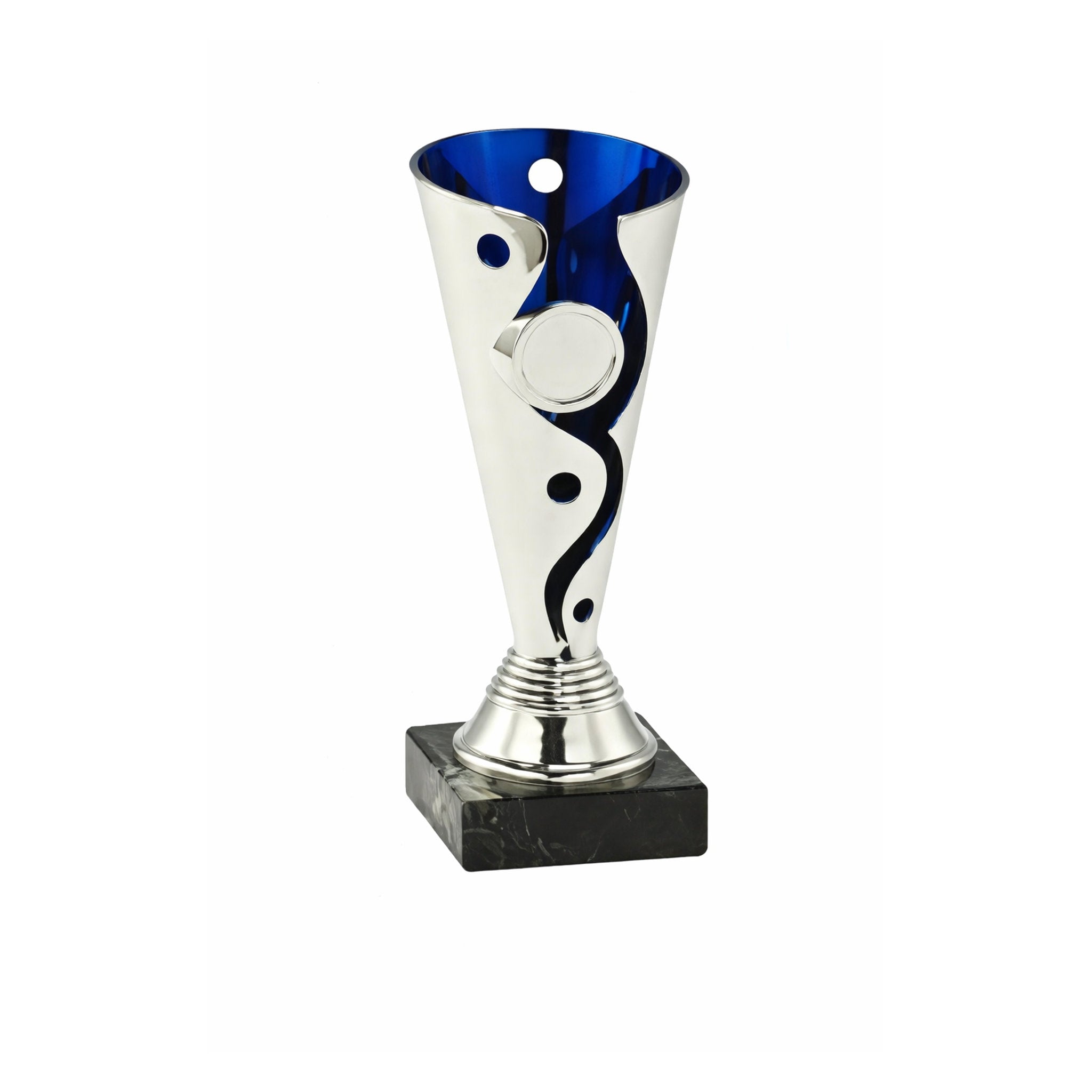 Der Pokal Nelke Blau verbindet klassische Pokalform mit einer frischen Farbkombination. Der silberfarbene Kelch wird durch eine blaue Innenseite ergänzt, die beim Blick besonders ins Auge fällt. Die geschwungenen Designelemente am Kelch sorgen für eine dy