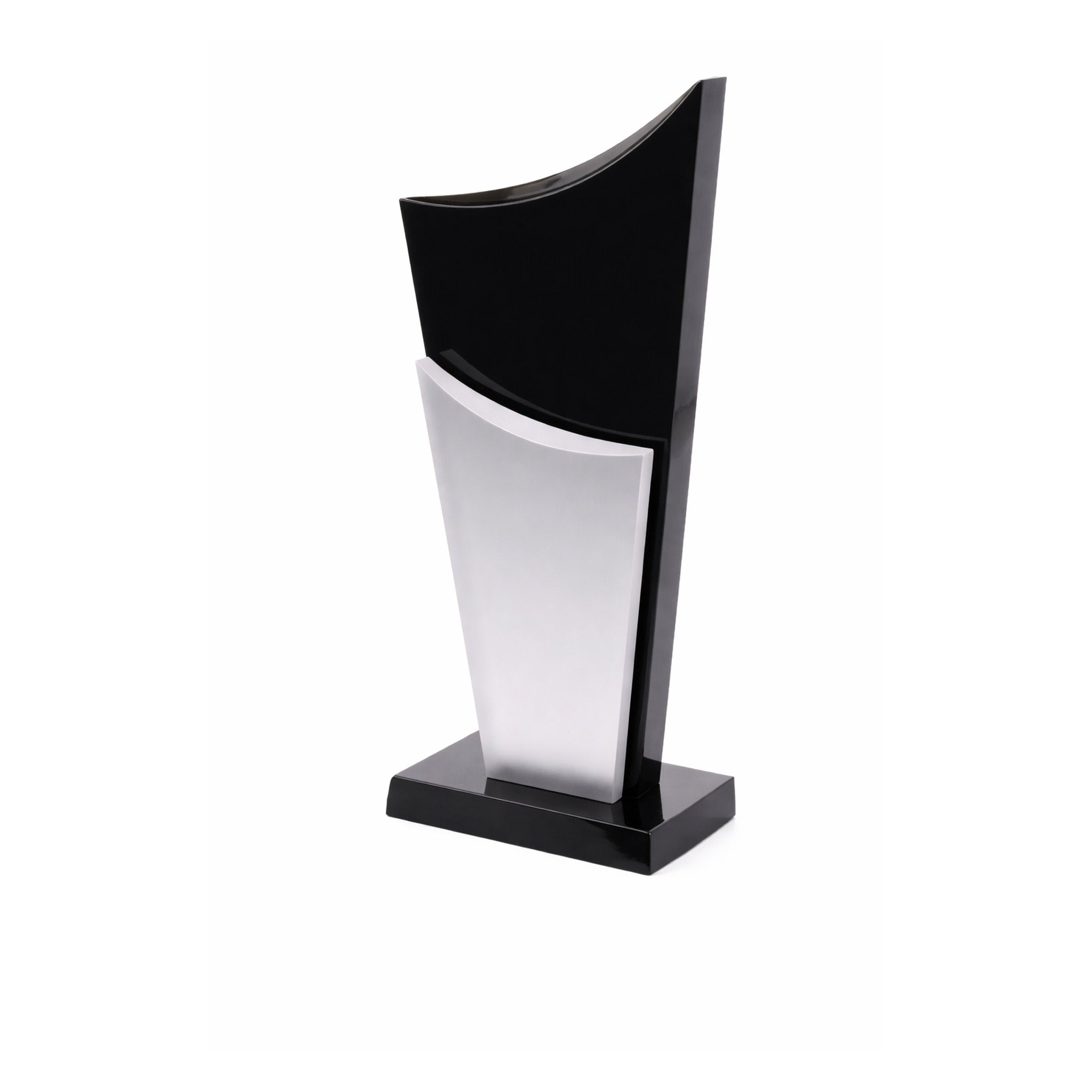 Schwungvoll beschwingt wirkende Acrylglas-Trophäenserie mit eleganter Form, welche an Türme erinnert, kombiniert aus schwarzer Farbe, Silberoptik und klaren Linien.

Die Trophäe Drive Award steht für Dynamik, Bewegung und Zielstrebigkeit. Die geschwungene