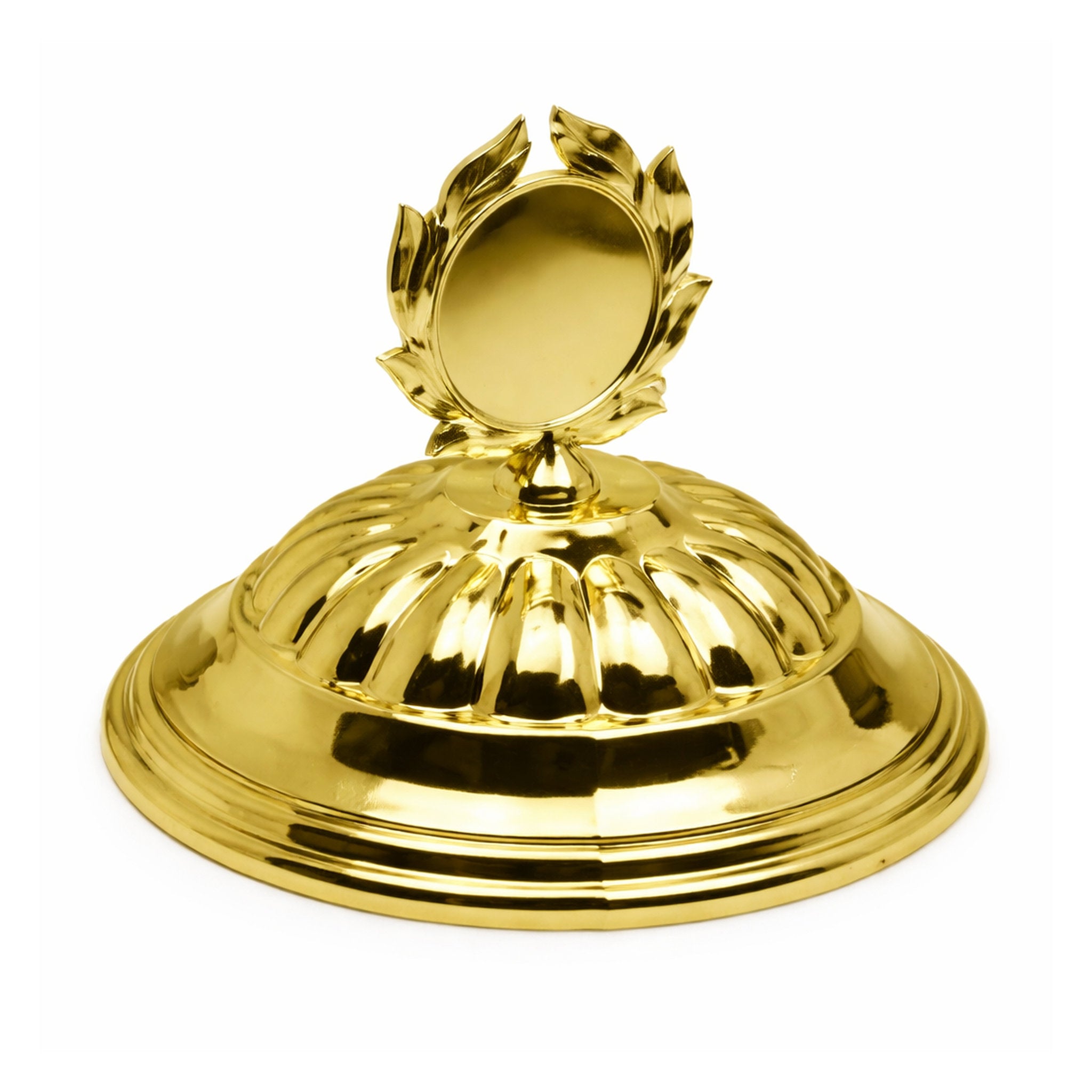 Der Pokaldeckel ist als separates Zubehör erhältlich und für Pokale mit einem Durchmesser von 70 mm vorgesehen. Die Form ist flach gewölbt mit umlaufender, segmentierter Struktur.

Im oberen Bereich befindet sich eine aufgesetzte Emblemhalterung mit Lorbe