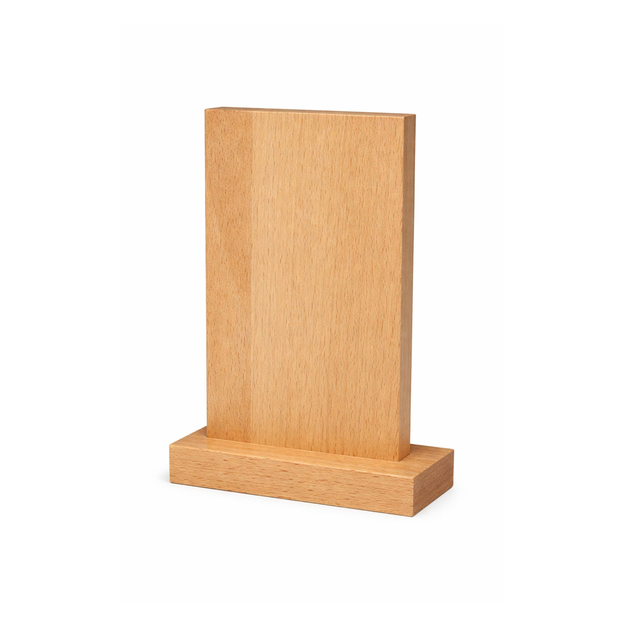 Schlichter Award aus recycelbarem Buchenholz, aufrecht stehend und auf einem rechteckigen Sockel montiert.