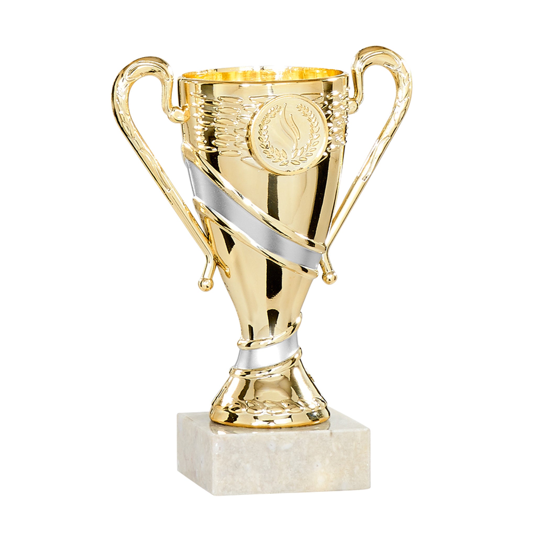 Der Pokal Prinz verbindet klassische Henkeloptik mit einer kompakten, klar strukturierten Form. Der goldfarbene Kelch wird von geschwungenem Henkeln gerahmt und wirkt trotz seiner handlichen Größe repräsentativ. Der helle Sockel sorgt für sicheren Stand u