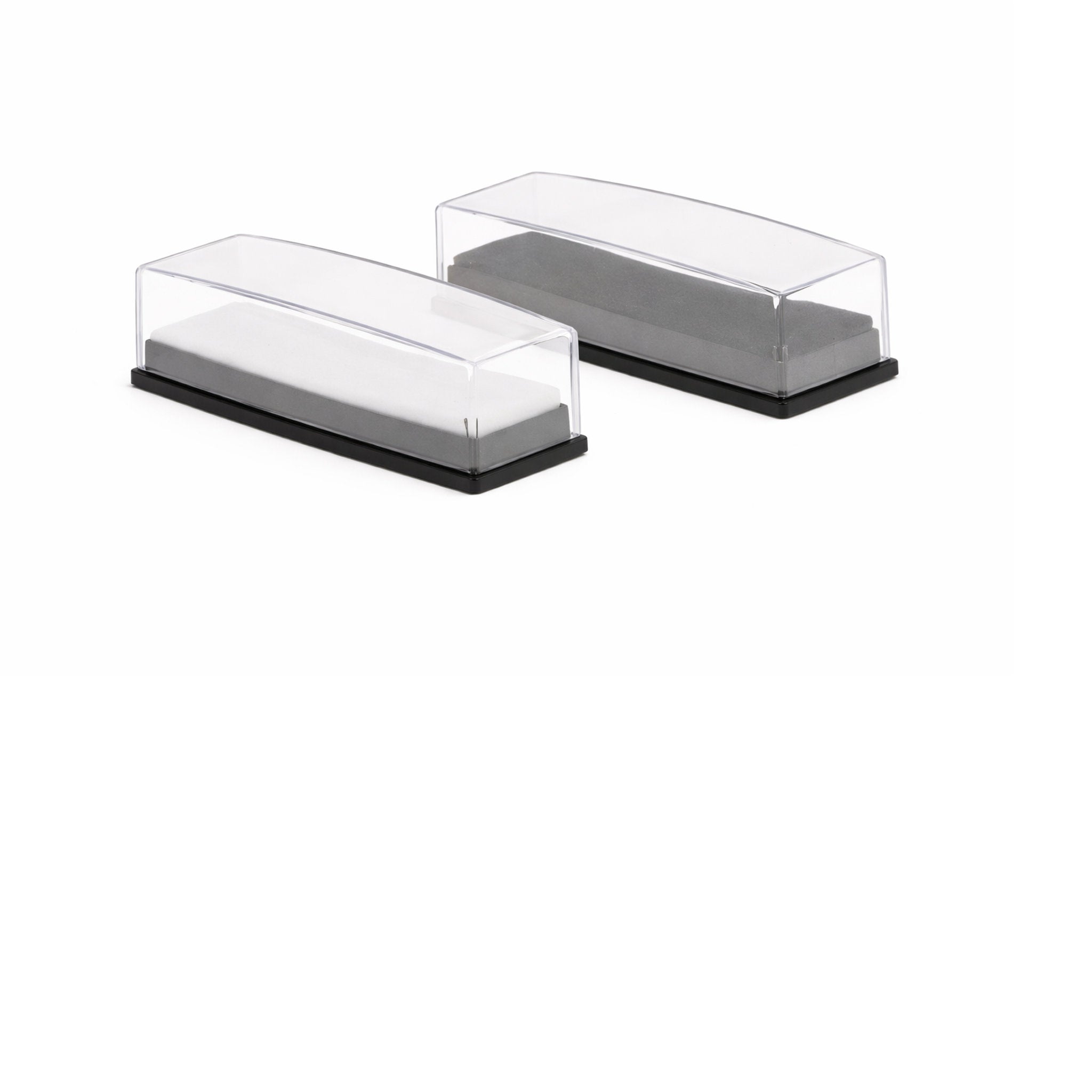Schwarzes Kunststoff-Etui mit transparentem Klappdeckel und beflockter Karton-Einlage für Anstecknadeln.